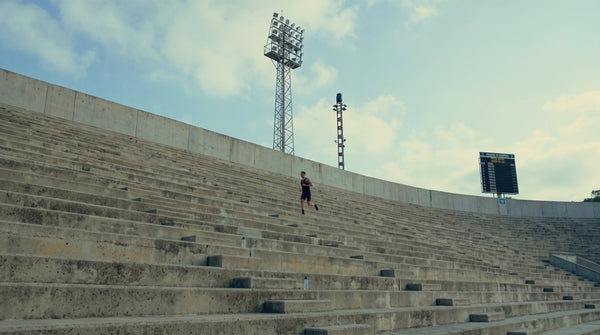 Intensives Treppentraining im Stadion. Die fundamentale Wirkung von MSM auf die Muskelregeneration unterstützt durch das PHAIZE Magnesium spray.