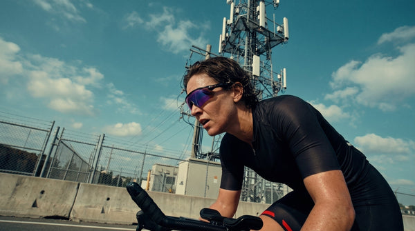 Fokussierte Triathletin auf dem Rennrad. Magnesiummangel im Sport verhindern und maximale Performance sichern mit dem PHAIZE Magnesium spray.
